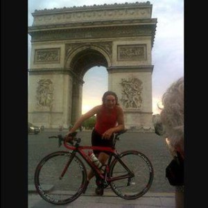 Giorgio Alessi a Parigi davanti l'Arco di Trionfo