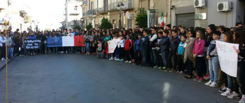 valguarnera  alunni manifestano solidarietà a francia