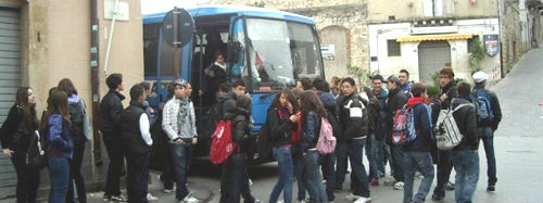 studenti-valguarna-a-fermata-autobus