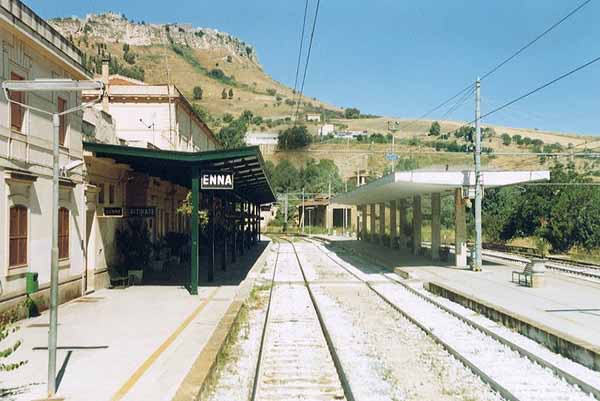Stazione ferroviaria Enna, Lantieri (FI): “Intollerabile che sorga a Sacchitello. Ho presentato odg per chiedere a Ministero realizzazione di una bretella”