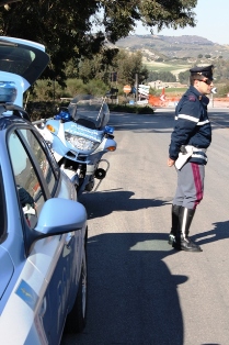 Piazza Armerina – Polizia implementa i servizi di controllo del territorio, 3 veicoli sequestrati