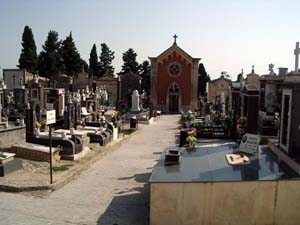 Valguarnera: al cimitero non si trovano più loculi da acquistare o spazi per costruire tombe.