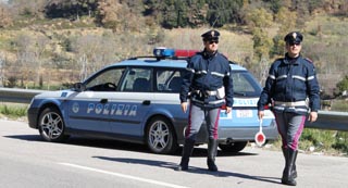 Al bivio di Pietraperzia per Caltanissetta, in 9 in auto, guidatore nigeriano con tre permessi di guida falsi, denunciato