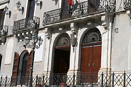 Valguarnera: L’Altra Voce e FI chiedono a sindaco perchè nella prova di responsabile servizi finanziari è stato scelto il secondo classificato