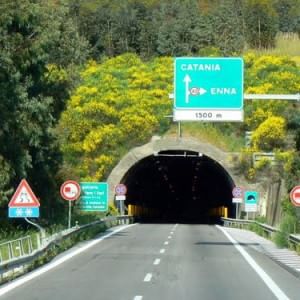 A19, tir si schianta su guardrail: chiuso tratto tra Caltanissetta ed Enna