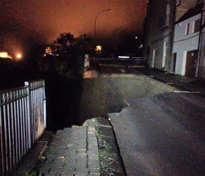 Enna. Via Caterina Savoca: altro smottamento per rottura tubo acqua pubblica, a valle la strada rimasta dopo frana del 1° novembre 2015