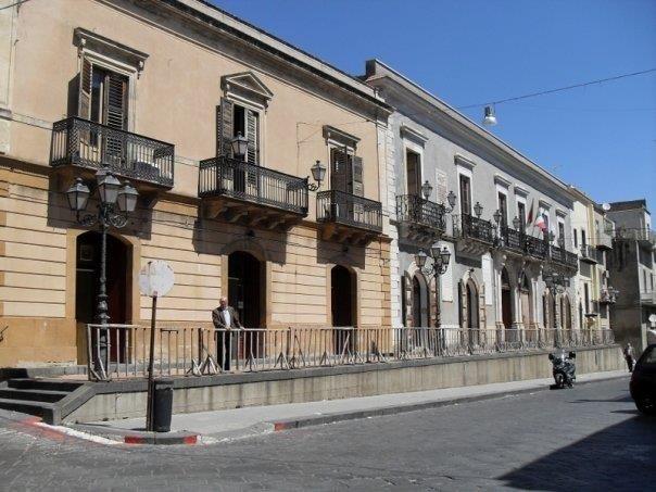 Valguarnera. Andrea Cultraro disabile, non può entrare in un locale o presso gli uffici comunali a causa delle barriere architettoniche