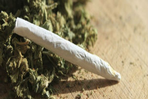 Piazza Armerina, nei pressi di un noto locale Polizia trova e segnala giovane di Caltagirone per possesso marijuana