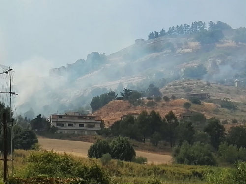 Enna: incendio sulle pendici a ridosso della Monte Cantina in contrada Pettirosso