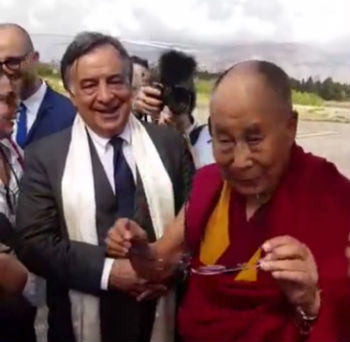 Commissionati a Calascibetta e consegnati, nell’ottico Paglia, gli occhiali donati al Dalai Lama