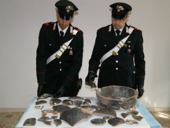 Aidone: rinvenuto dai Carabinieri importante cratere del periodo ellenico, varie monete antiche e un revolver