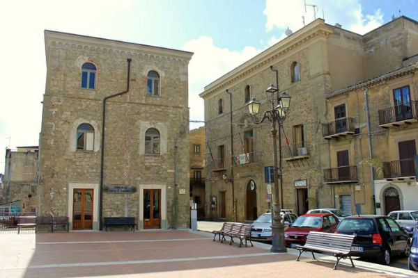 Troina, giornata violenza sulle donne, il municipio si tinge di rosso