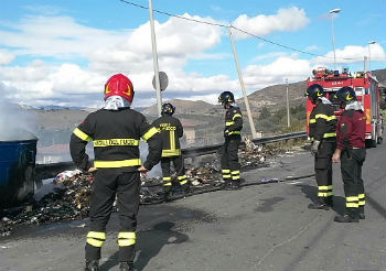 Catenanuova: fuoco ai rifiuti di corso Sicilia, intervengono i Vigili del Fuoco