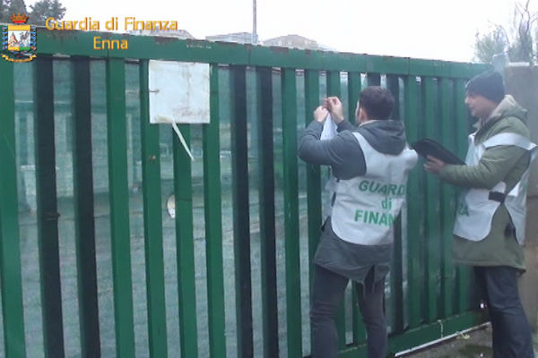 La Finanza di Enna ha posto i sigilli ai Centri comunali di raccolta rifiuti di Contrada Venova e Scifitello della società ENNAEUNO – video