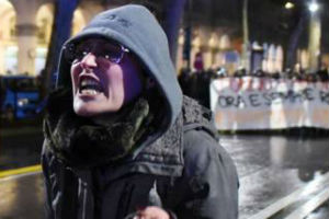 Torino: “Siete vigliacchi, dovete morire”. Licenziata la maestra anti-polizia di Piazza Armerina