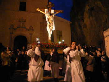 Gagliano. Venerdì Santo: quattro i simulacri portati a spalla dai devoti vestiti con tuniche e mantelle colorate