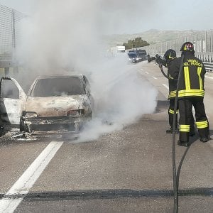 Vettura prende fuoco sull’A19: lunghe code da Enna per Catania