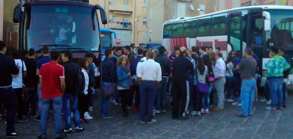 Valguarnera: perquisiti dai carabinieri gli autobus degli studenti pendolari, trovati diversi grammi di droga