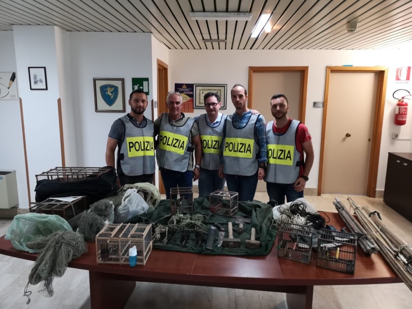 Catania, a caccia di bracconieri. Sette cardellini tornano in libertà grazie all’attività svolta dalla Polstrada di Catenanuova