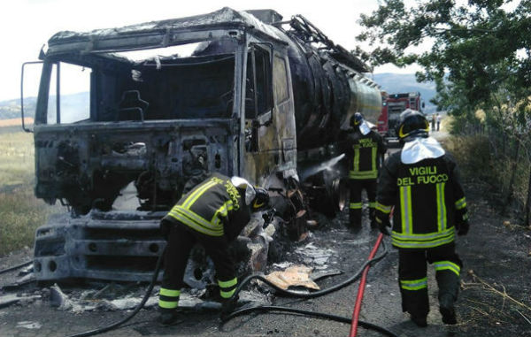 Nicosia: si incendia autocisterna sulla Sp 43 Valpetroso