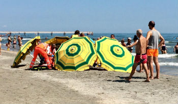 A Cesenatico in riva al mare sviene 83enne di Villarosa, gravi le condizioni