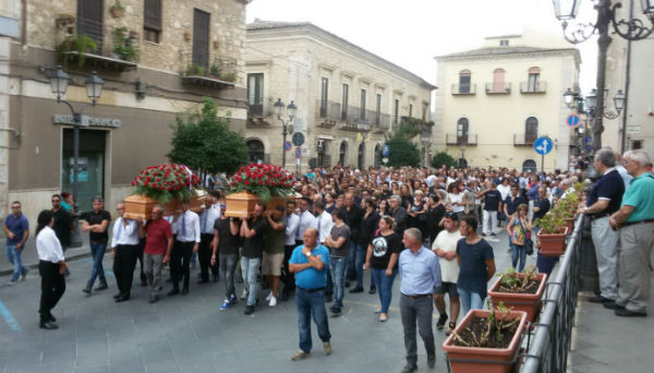 Valguarnera una folla commossa ha partecipato ai funerali di Lucio e Maria, negozi chiusi in segno di lutto