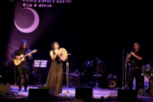 Francesca Incudine ha vinto con il brano “Quantu stiddi” il 14° Premio Bianca d’Aponte, il contest italiano riservato alle cantautrici