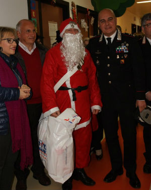Enna, Piazza Armerina e Nicosia: Babbo Natale arriva con le “gazzelle” dei Carabinieri; i piccoli ospiti dei reparti pediatrici ricevono doni speciali