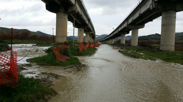 Carabinieri indagano sui terreni danneggiati di contrada Figotto dalle acque del fiume Morello