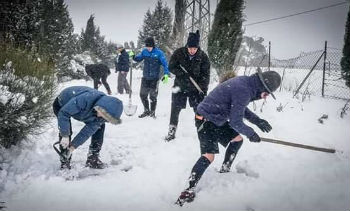 Soccorso gruppo Boy Scout di Valguarnera con il loro pulmino sorpresi dall’abbondante nevicata nel territorio comunale di Bronte
