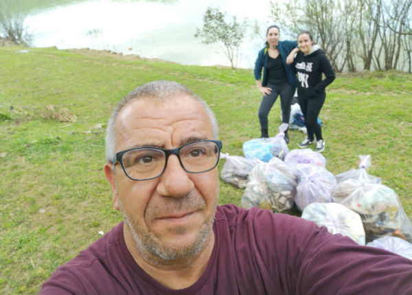 Tre volontari ripuliscono un tratto della diga Morello di Villarosa