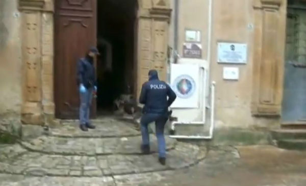 Piazza Armerina, arrestato 19enne gambiano, i cani-poliziotto fiutano il nascondiglio e scovano lo stupefacente, denunciato un nigeriano – video
