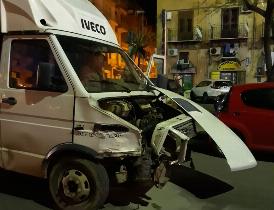 PALERMO, TRE VENTENNI FERITI NELLO SCONTRO FRA UN’AUTO E UN FURGONE