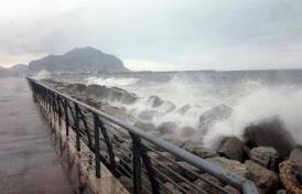 MALTEMPO: DANNI PER IL FORTE VENTO IN SICILIA, UNA VITTIMA IN SARDEGNA