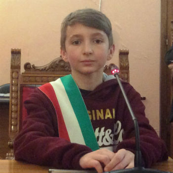 Robert Placinta, 12 anni, cittadino rumeno da 8 anni in Italia, neo baby sindaco del Comune di Troina