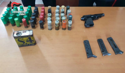 Carabinieri Nicosia scovano pistola con matricola abrasa e munizioni a Regalbuto, marijuana all’Istituto Testa di Nicosia e ad un 19enne di Gagliano,