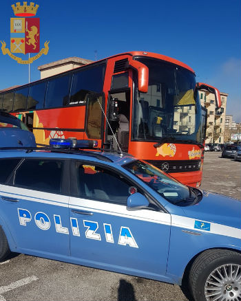 Polstrada Enna blocca pullman senza revisione e ruota completamente priva di battistrada: gita sospesa