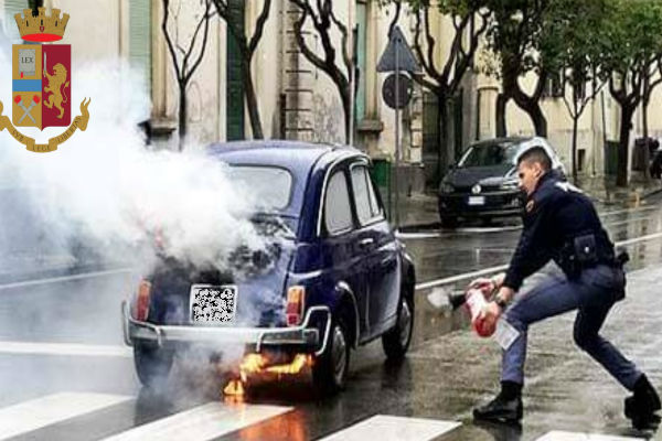 Enna: auto storica in fiamme sul viale Diaz, soccorso anziano – video
