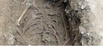 Enna, affiorano i resti di uno scheletro, di età classica, durante scavi rete idrica. In piazza Carmine un vecchio cunicolo