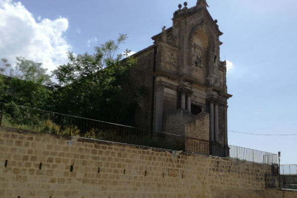 Chiesa di San Pietro sita in Calascibetta: M5S denuncia imminente e totale crollo del tetto, cosi come la facciata