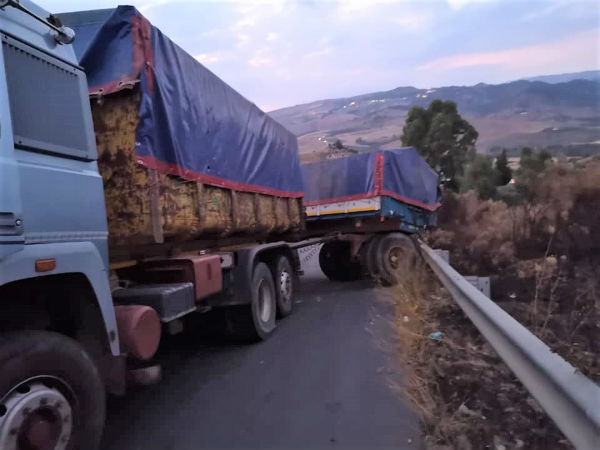 Autoarticolato si è bloccato sulla Sp 22 Gagliano-Agira, transito rimasto bloccato per i veicoli