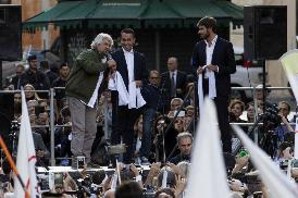 GRILLO RIUNISCE VERTICI M5S NELLA SUA VILLA IN TOSCANA