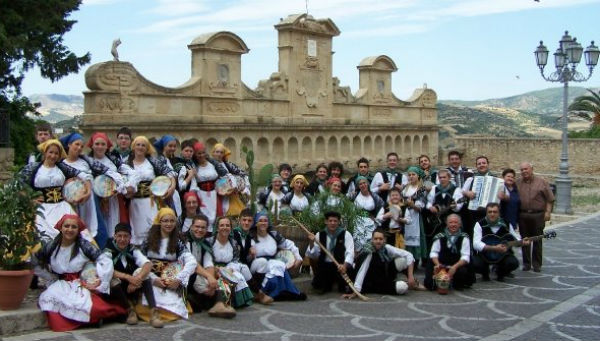 A Leonforte presentato il libro sul gruppo folklorico Granfonte