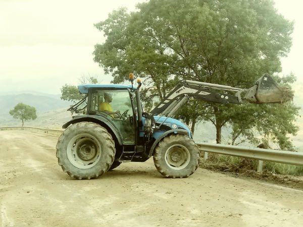 Imprenditore di Villapriolo e presidente del Consiglio comunale alla guida della sua pala meccanica per liberare dal fango la Sp 6