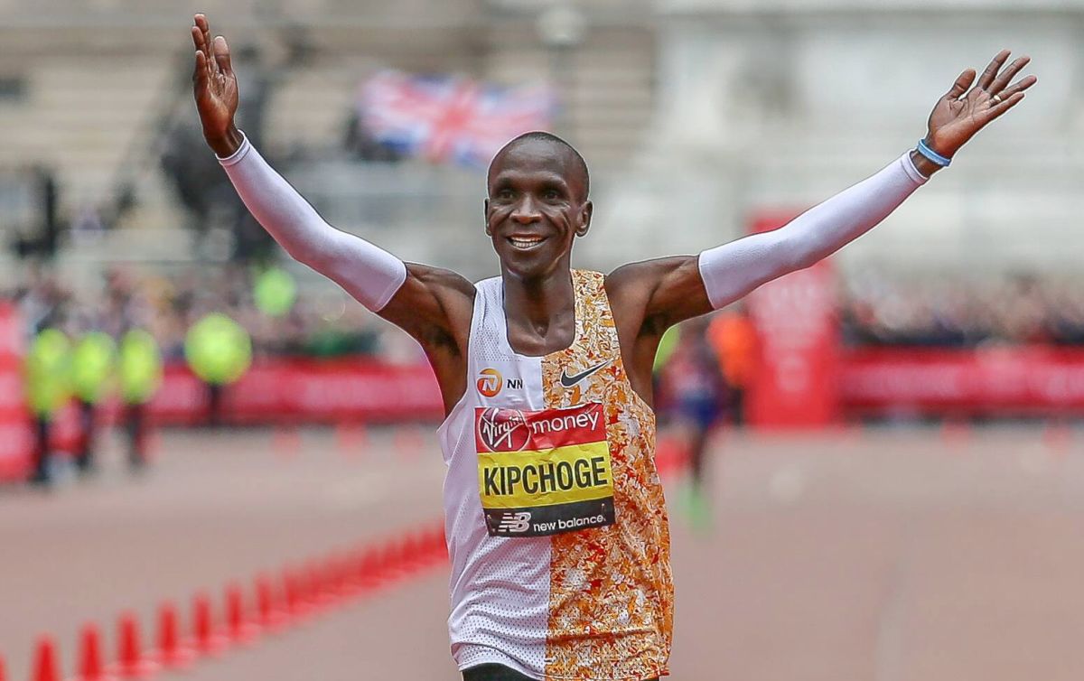 ELIUD KIPCHOGE ABBATTE IL MURO DELLE 2 ORE, MARATONA IN 1h59’40”