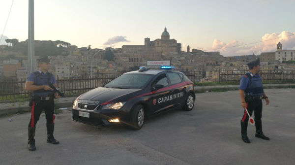 Piazza Armerina. Controlli Carabinieri: identificate trecento persone, ispezionati centoventi esercizi elevate diciassette sanzioni, due locali chiusi temporaneamente