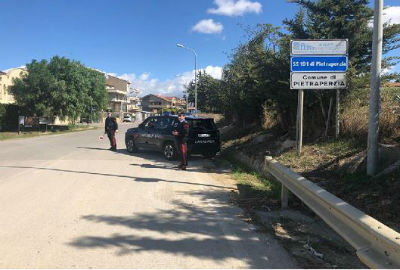 Pietraperzia. Denunciato perché sotto effetto alcol durante lite con compagna le stringe dito della mano tra la cerniera della porta d’ingresso