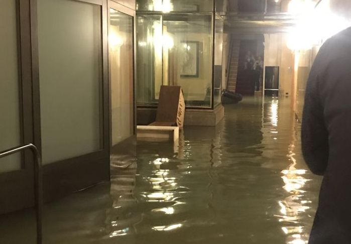 ACQUA ALTA RECORD A VENEZIA, MORTE DUE PERSONE