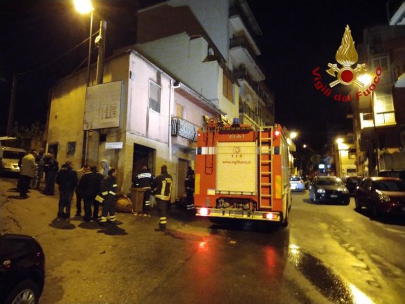 ESPLOSIONE IN NEGOZIO A REGGIO CALABRIA, FERITI VIGILI FUOCO E AGENTI