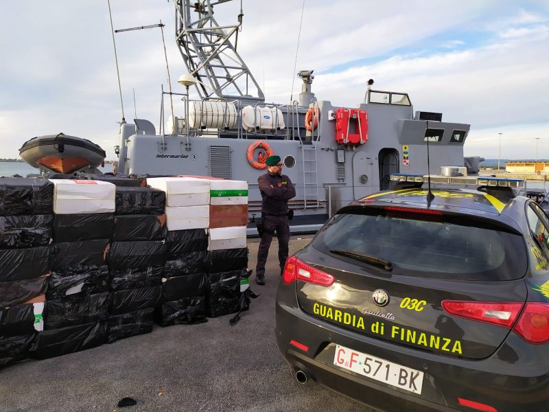 SEQUESTRATE 7 TONNELLATE DI SIGARETTE NEL CANALE DI SICILIA,17 ARRESTI